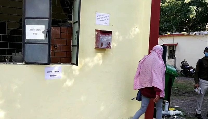 विकास ने उसे मंडलेश्वर में किराए के मकान में रखने के नाम पर होटल में रखा। जहां उससे तलाक देने का दबाव बनाया। आरोप है कि उसने मारपीट के बाद 16 दिसंबर को बस स्टैंड पृर अकेले छोड़कर भाग गया। 