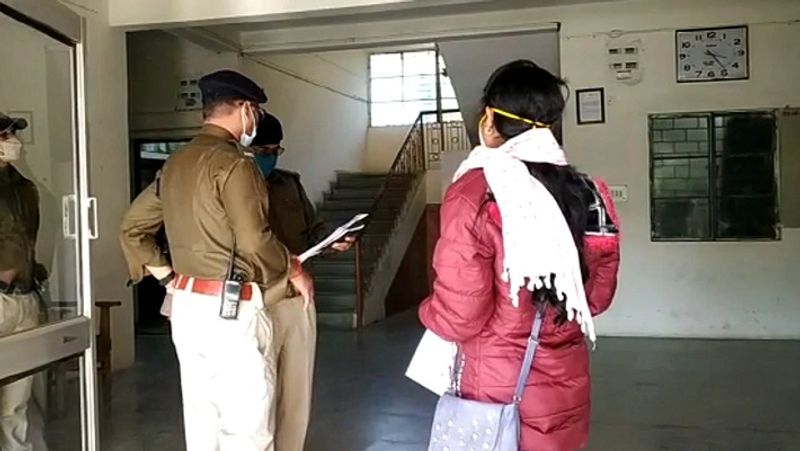 पुलिस ने 29 नवंबर को विकास को थाने बुलाया था। एसआईआर दर्ज होने की डर से उसने युवती से पुलिस स्टाफ के सामने कानूनी रूप से शादी कर ली। इसके बाद उसने शिकायत वापस ले ली। थाने में शादी करने के बाद विकास युवती को लिवाकर धामनोद ले गया।