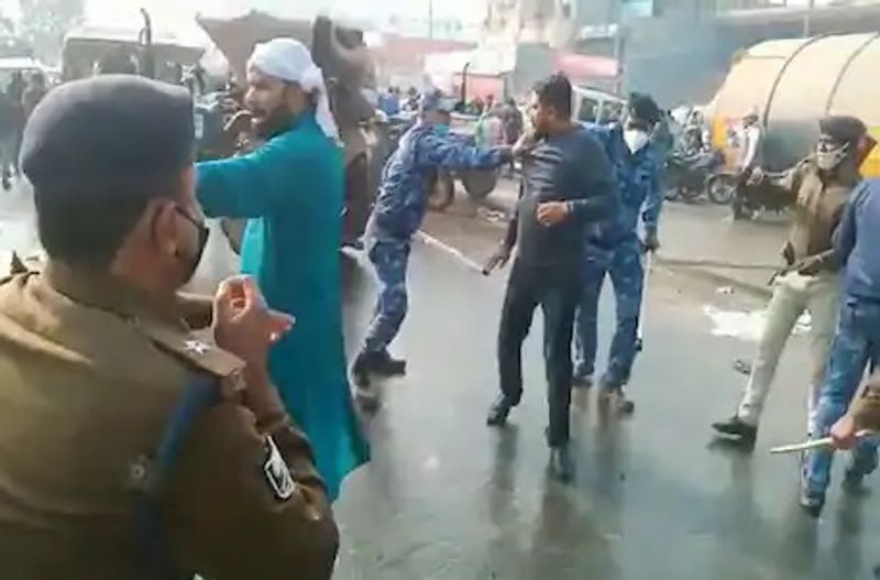 मीडिया रिपोर्ट्स के मुताबिक कुछ कार्यकर्ता पुलिस से मारपीट करने पर भी उतारू हो गए, जिसके बाद पुलिस ने खदेड़-खदेड़ कर उनपर लाठियां बरसाईं।
