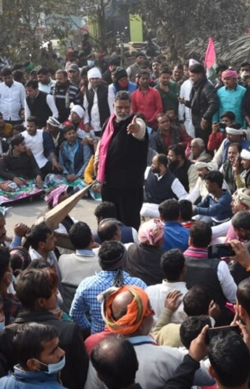 पुलिस ने कई महिला और पुरुष कार्यकर्ताओं को हिरासत में भी ले लिया है। खबर है कि मार्च में कुछ ट्रैक्टर से भी आए थे। पुलिस ने सभी ट्रैक्टरों को जब्त कर लिया।
