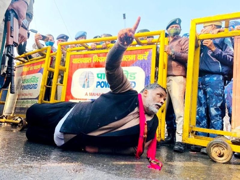 मार्च में अगली पंक्ति में महिलाएं चल रही थीं। प्रदर्शन के कारण पटना-गया हाइवे पर जाम लग गया है। पुलिस ने पानी की बौछार की, जिससे भगदड़ मची और पप्पू यादव गिर पड़े।
