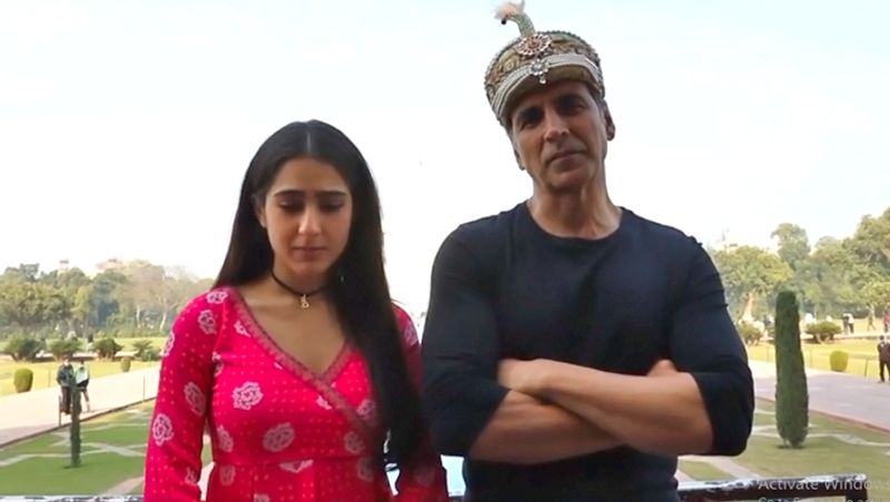 इस पर अक्षय कुमार कहते हैं- जैसा कि आप लोगों ने देखा कि इन्होंने अभी-अभी राइम करने की कोशिश की, लेकिन इससे घटिया राइम मैंने अब तक नहीं देखा। हालांकि इन्होंने कोशिश की जो कि अच्छी बात है, क्योंकि कोशिश करने वालों की कभी हार नहीं होती। 