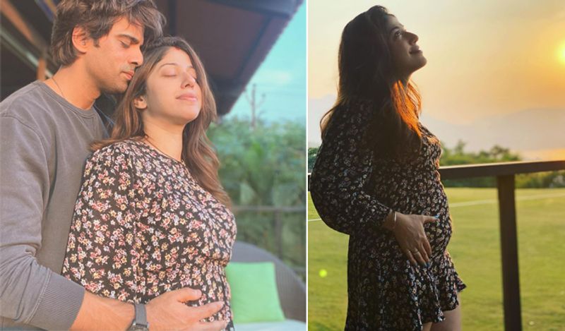 मोहित ने होने वाले बच्चे के लिए फोटो शेयर करने के साथ ही पोस्ट लिखी, 'जब मैं तम्हारे ऊपर हाथ रखता हूं, मैं हमें चुनने के लिए शुक्रिया अदा करता हूं। इस खूबसूरत और खुश करने वाले एहसास के लिए शुक्रिया भगवान, जिसे हम महसूस कर रहे हैं। सबके साथ इसे शेयर करके बेहद खुश हैं। जब हम 2 से 3 हो जाएंगे, मेरा यकीन और गहरा हो रहा है कि हम एक ही हैं।'
