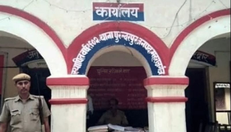 दुल्हन का आरोप है कि दोनों के झगड़े में ससुराल के अन्य सदस्य भी इस विवाद में कूद पड़े। फिर सभी ने मिलकर दुल्हन को बेरहमी से पीट दिया. रोते-बिखलते दुल्हन की किसी तरह से सुहागरात बीती। अगले दिन सुबह होते ही दुल्हन ने मारपीट की जानकारी अपने मायके पक्ष को दी. विवाद के बाद लड़की के मायके वाले ससुराल पहुंच और विवाद शुरू हो गया।
(प्रतीकात्मक फोटो)