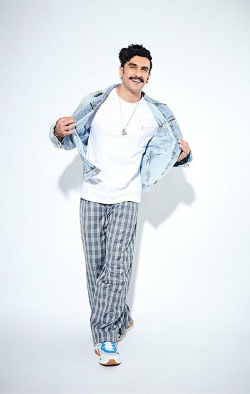 As per the media reports, Cirkus has been helmed on the line of Angoor where Ranveer Singh will e playing double-role. And we have always seen in Bollywood movies; double the role means double the dhamaka.