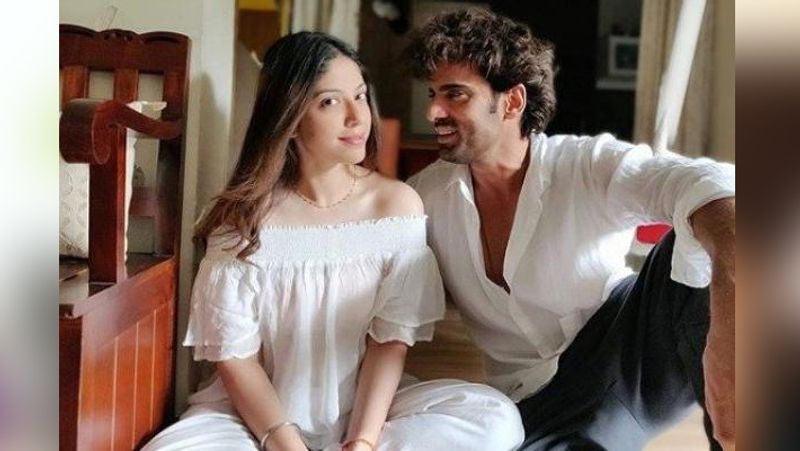 मोहित और अदिति की मुलाकात बनूं मैं तेरी दुल्हन के सेट पर हुई थी। दोनों में दोस्ती हुई फिर प्यार। दोनों ने एक साल तक डेटिंग की और फिर 1 दिसंबर, 2010 में शादी कर ली। बता दें कि मोहित ने अदिति को अप्रैल फूल वाले दिन प्रपोज किया था तो उन्हें लगा था कि उनके साथ मजाक किया जा रहा है। हालांकि, दूसरे दिन जब फिर मोहित ने प्रपोज किया था तो वे मान गईं थीं।