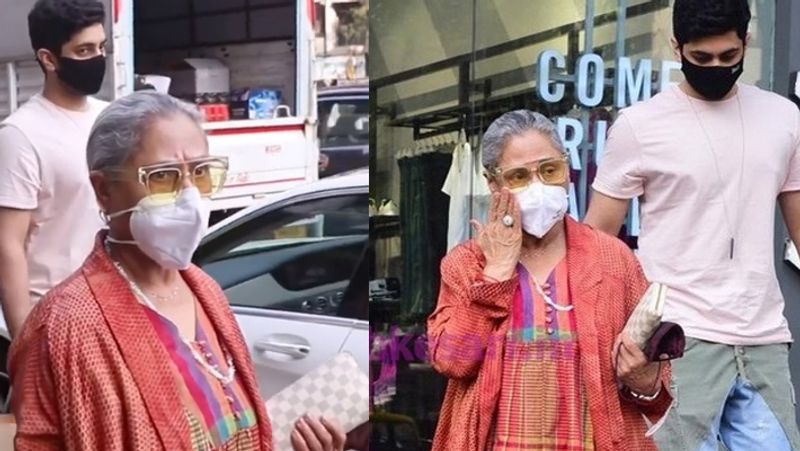जया इस दौरान मल्टी कलर आउटफिट में नजर आई। उन्होंने चेहरे पर मास्क लगा रखा था और बड़ा सा चश्मा कैरी कर रखा था। 