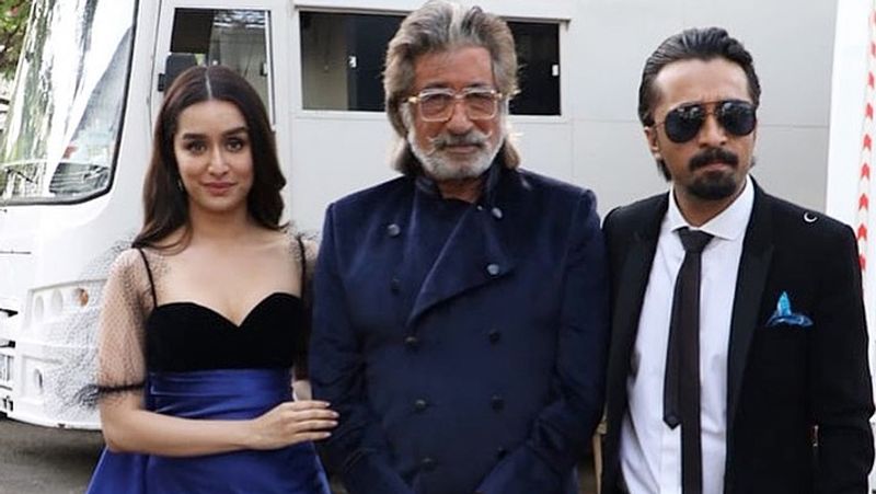 एक रियलिटी शो की शूटिंग के दौरान श्रद्धा कपूक पापा शक्ति कपूर और भाई सिद्धांत कपूर के साथ नजर आई। 