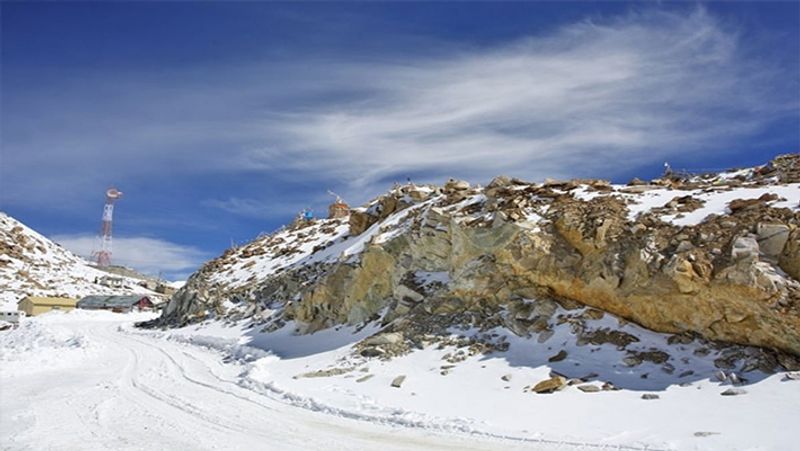 तवांग- अरुणाचल प्रदेश के तवांग में भी भीषण ठंड पड़ती है। टूरिस्ट के बीच ये जगह काफी फेमस भी है। सर्दी के मौसम में होने वाले भारी स्नो फॉल और हिमस्खलन के चलते इस ऑफबीट टूरिस्ट डेस्टिनेशन में गिना जाता है। ये भारत की सबसे खतरनाक और ठंडी जगहों में से एक है। सर्दी के मौसम में इस जगह का तापमान -15 डिग्री सेल्सियस तक चला जाता है। यहां भी पीने के पानी के लिए बर्फ पिघलाने वाली स्थिति बनती है। 