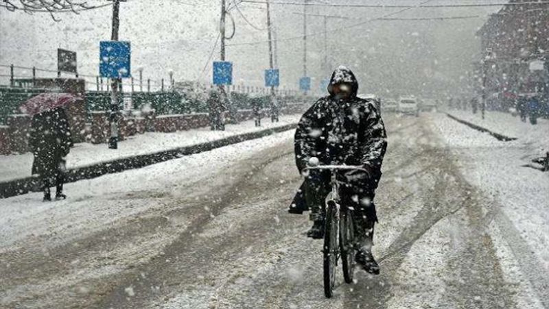 सोनमर्ग- सोनमर्ग गर्मियों के लिए एक बेहतरीन टूरिस्ट प्लेस के रूप में फेमस है। हालांकि सर्दियों में इस जगह ठंड काफी बढ़ जाती है। सोनमर्ग का तापमान करीब -6 डिग्री सेल्सियस तक नीचे जा सकता है। सोनमर्ग बर्फ से ढके कई पहाड़ों और बर्फीली झीलों से घिरा हुआ है। ये कश्मीर की उन जगहों में शुमार है, जहां पूरे साल टूरिस्ट का तांता लगा रहता है।