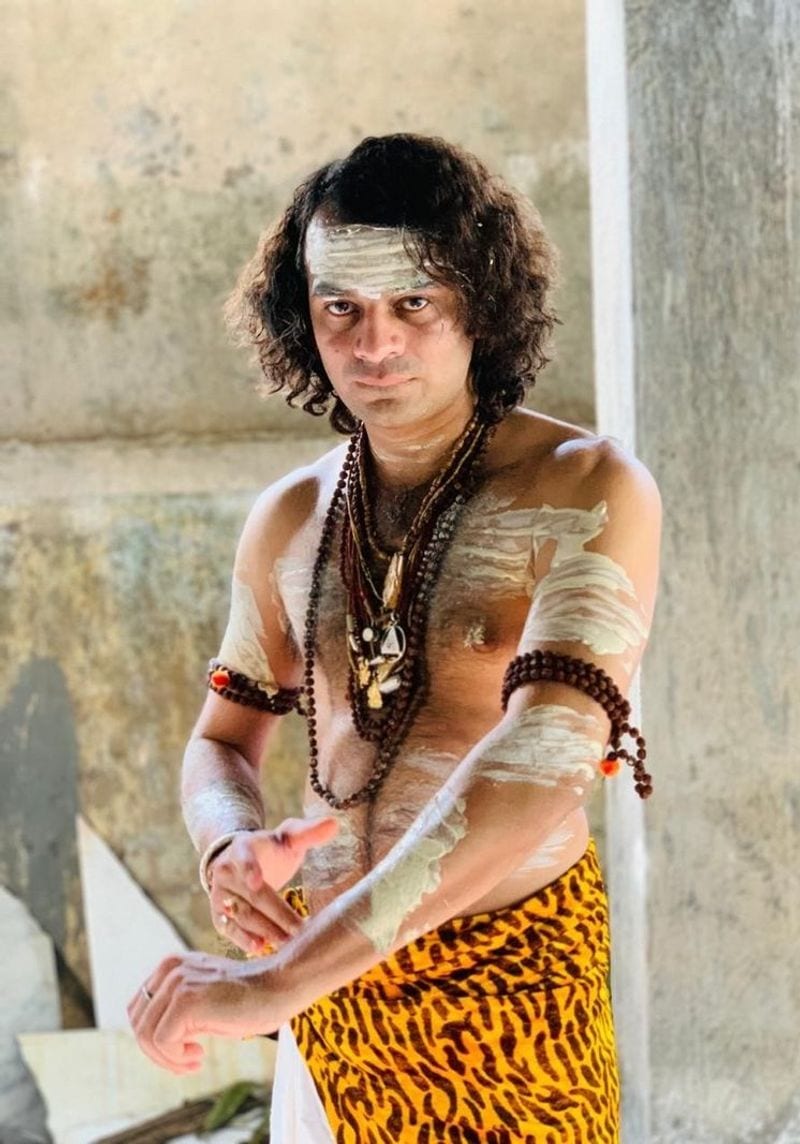 सावन के महीने में वो एक बार पूरे शरीर में भस्म लगाए हुए देखे गए थे। जिनकी तस्वीर सोशल मीडिया में भी खूब वायरल हुई थी।
