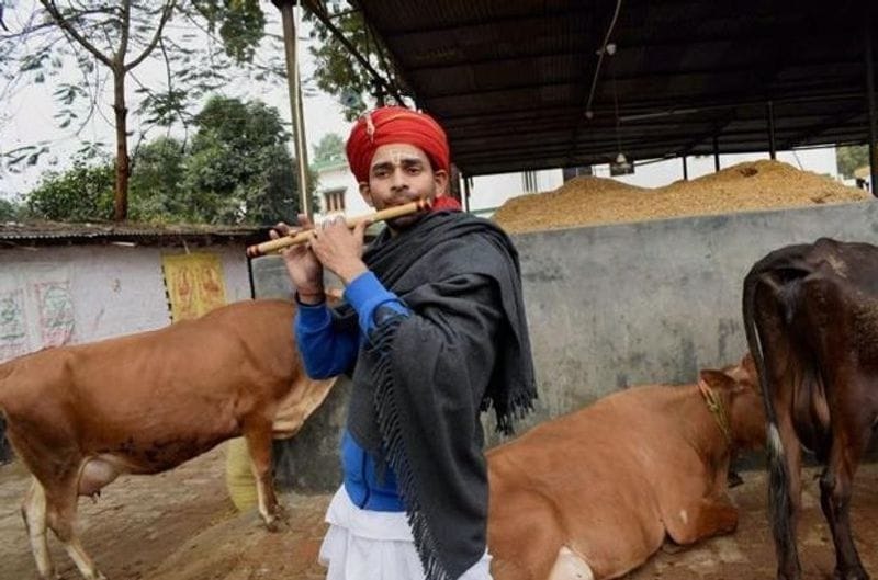 ఆయన ఒక్కోసారి శివుణ్ణి, మరోసారి కృష్ణుణ్ణి ఆరాధిస్తూ కనిపిస్తారు. ఈ మేరకు తన వేషధారణనూ మార్చేస్తుంటారు. అలాగే మురళీగానం చేస్తూ కూడా దర్శనమిస్తుంటారు. ఈ వేషధారణతో సైకిల్ పై తిరగడం కూడా అక్కడ మామూలుగానే జరుగుతుంది.