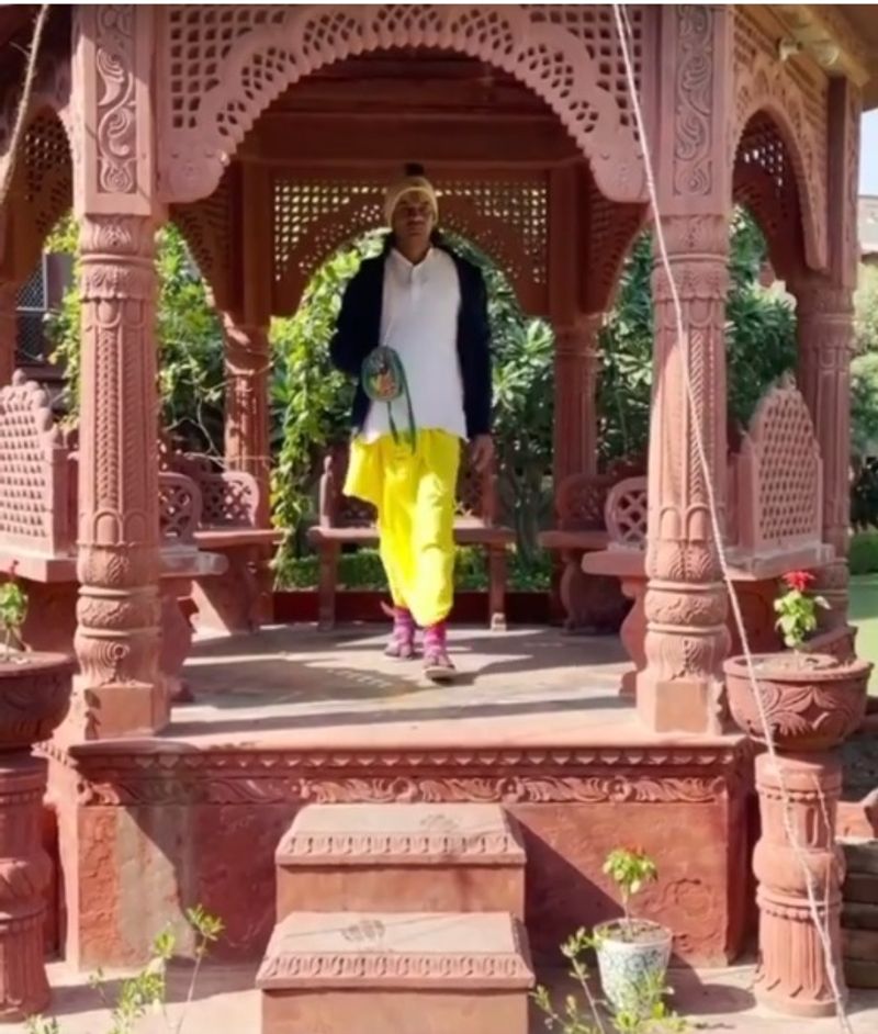 12वीं तक पढ़ाई करने वाले तेज प्रताप यादव सोशल मीडिया पर अक्सर सुर्खियों में रहते हैं। वो अपने ट्टिटर और इंस्ट्राग्राम पेज पर खुद नये-नये लुक में अपनी फोटो शेयर करते हैं। गूगल पर भी उनके राजनीतिक फोटो से ज्यादा अलग-अलग लुक की तस्वीरें ज्यादा दिखती हैं, क्योंकि वह मौसम के हिसाब से अपने लुक बदलते देखे जाते हैं।
