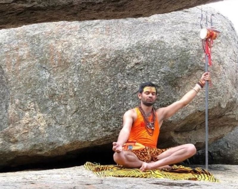 ఈ టైంలో ఆయన సెక్యూరిటీ గార్డులు కూడా సైకిల్పై తేజ్ ప్రతాప్ యాదవ్ ను అనుసరిస్తూ వచ్చారు. ఈ ఫొటోలు ఇప్పుడు సోషల్ మీడియాలో హల్ చల్ చేస్తున్నాయి.