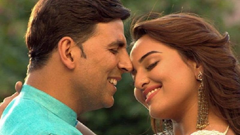 सोनाक्षी सिन्हा ने अक्षय के साथ राउडी राथौड़, मिशन मंगल, हॉलीडे, जोकर और बॉस में काम किया। जब अक्षय की डेब्यू फिल्म रिलीज हुई उस वक्त सोनाक्षी महज 4 साल की थीं। सोनाक्षी का जन्म 1987 में हुआ था।