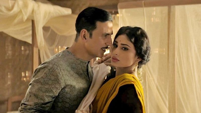 मौनी रॉय ने अक्षय कुमार के साथ फिल्म गोल्ड से बॉलीवुड डेब्यू किया था। लेकिन जब अक्षय ने बॉलीवुड डेब्यू किया था उस वक्त मौनी छह साल की थीं। उनका जन्म 1985 में हुआ था।