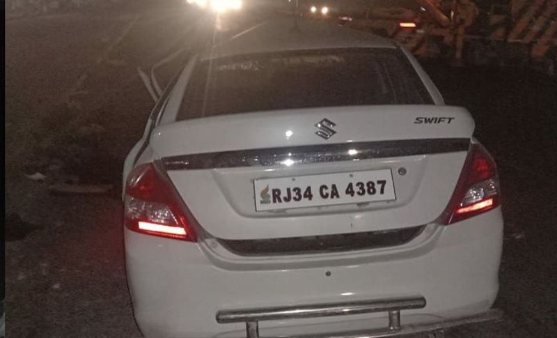 चारों दोस्त इसी कार में सवार होकर नए साल का जश्न मनाने के लिए जयपुर से उदयपुर के लिए निकले थे। शुरुआती जानकारी के मुताबिक कार की स्पीड ज्यादा होने और चालक को झपकी आने से हादसा हुआ है। क्योंकि, रात को कोहरा नहीं था।
