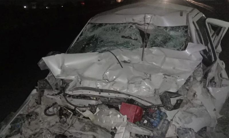 मौके पर पहुंची पुलिस को चारों की लाश बाहर निकलाने के लिए काफी मशक्कत करनी पड़ी। क्योंकि टक्कर इतनी भीषण थी कि कार का अगला हिस्सा बुरी तरह से ट्रक में घुसा हुआ था। इतना नहीं मौत का यह भयानक मंजर देख देखने वालों के रोंगटे खड़े हो गए।
