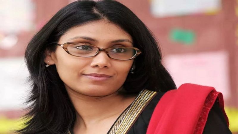 आईटी कंपनी एचसीएल के फाउंडर शिव नाडर की बेटी रोशनी दिल्ली में ही पली-बढ़ीं। उनकी स्कूली शिक्षा दिल्ली के वसंत वेली स्कूल से हुई। इसके बाद रोशनी नाडर यूएस की नॉर्थ वेस्टर्न यूनिवर्सिटी (Northwestern University) में ग्रैजुएशन के लिए गईं। वहां उन्होंने बिजनेस एडमिनिस्ट्रेशन में पोस्ट ग्रैजुएशन किया।