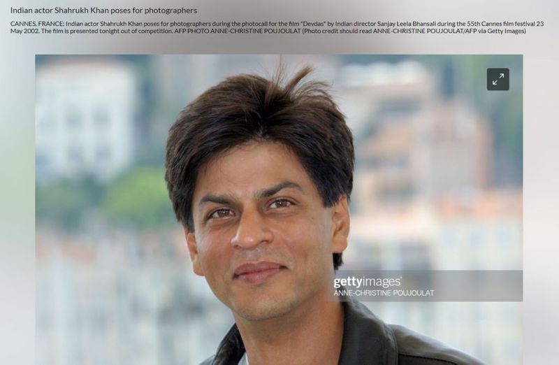 हमें कई अन्य खबरें भी मिलीं, जिनमें शाहरुख खान के हमशक्ल मिलने की बात कही गयी है। हालांकि, उनमें से कोई भी वायरल तस्वीर की तरह नहीं नज़र आया।
फिर और सर्च करते हुए हमें गेट्टी इमेजेज़ पर शाहरुख खान की एक तस्वीर मिली, जो वायरल तस्वीर से काफी हद तक मिलती-जुलती नज़र आई। इस तस्वीर को 55 वें कांस फेस्टिवल के दौरान 23 मई, 2002 को खींचा गया था। दोनों ही तस्वीरों को देखने से साफ़ पता चलता है कि यह एक ही तस्वीर है।