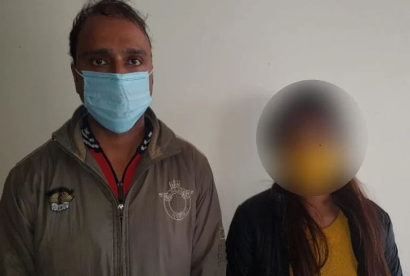 मुजफ्फरनगर निवासी सेना के एक जवान से जेवरात भी ठगे थे। जिसके आधार पर पुलिस ने जांच शुरू किया तो एक होटल में लगे सीसीटीवी कैमरे में युवती और उसके एक साथी की फुटेज मिली। इसके बाद मेरठ की युवती और उसके एक को गिरफ्तार कर लिया है।