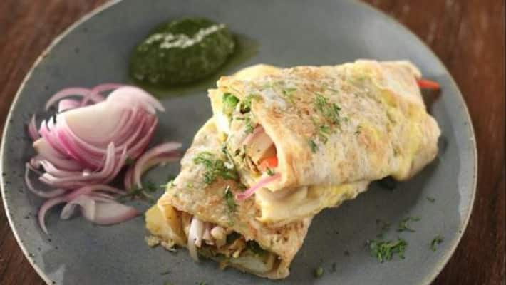 Gang sets fire to door of hotel, after being denied chicken rolls in Bengaluru Gang sets fire to door of hotel, after being denied chicken rolls in Bengaluru