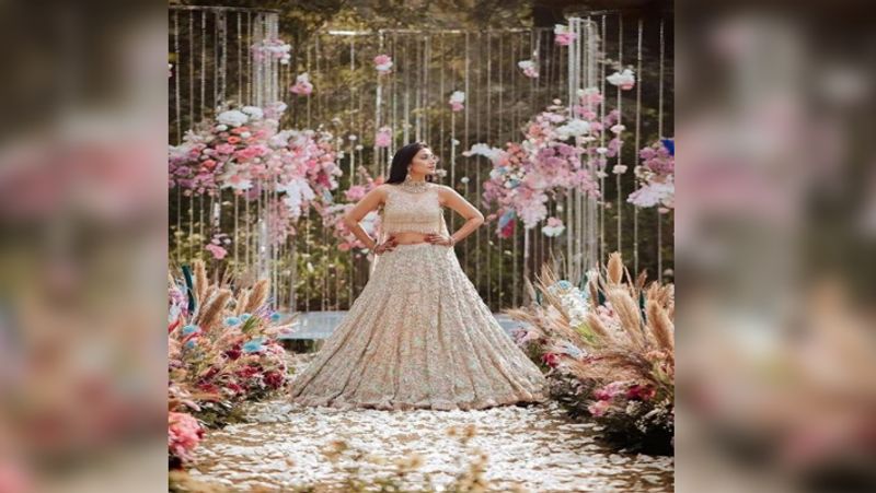 खूबसूरत सा स्किन कलर का लहंगा पहने धनाश्री इस फोटो में किसी परी से कम नहीं लग रही है। उनकी ये फोटो देखकर कई लड़कियों को अपनी शादी के लिए फैशन आइडिया मिल रहे हैं।