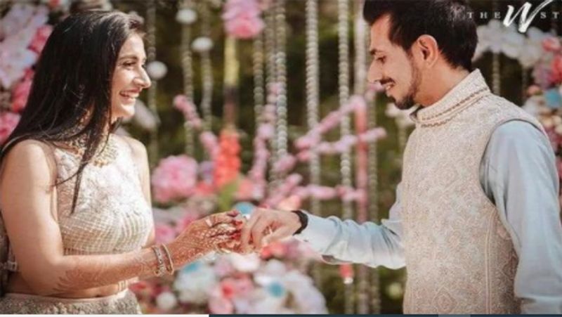 धनाश्री ने भी अपने इंस्टाग्राम पर इस फोटोशूट की तस्वीरें शेयर करते हुए कैप्शन में लिखा कि, ''सबकुछ काफी प्यारा और खूबसूरत था...इंगेजमेंट डे।