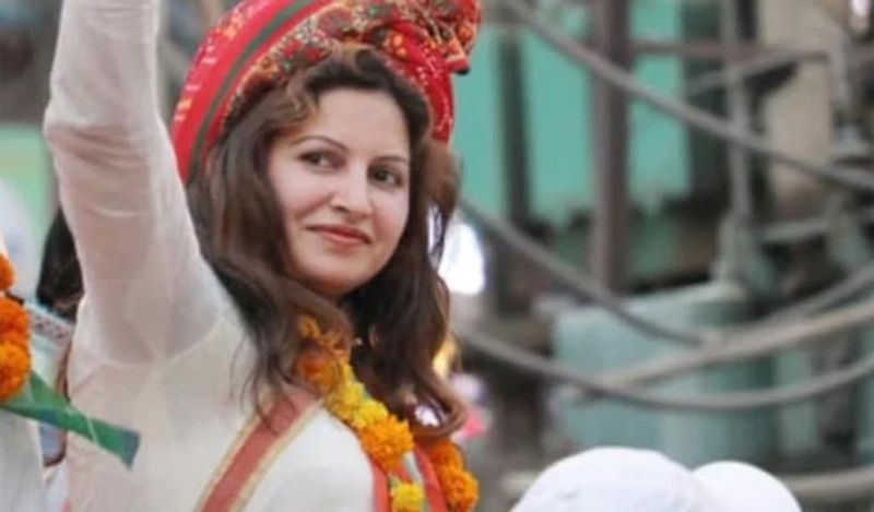 एक्ट्रेस बताती हैं कि 'जब 4 साल पहले उनके पति की मौत हुई तो सोनाली मुंबई में थीं और उनके पति का देहांत हिसार में हुआ था। इसके बाद वो पूरी तरह से टूट गई थीं। लेकिन उनकी सास ने उन्हें संभाला। सोनाली चाहती थीं कि वो अब पॉलिटिक्स और एक्टिंग छोड़ दें लेकिन उनकी सास ने उन्हें रोका और काम करने के लिए कहा।'