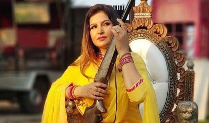 सोनाली आगे बताती हैं कि 'उनके पति का सपना था कि उनके पास एक बड़ा सा फार्म हाउस हो और एक्ट्रेस ने लोगों फार्म हाउस में का के लिए नियुक्त कर लिया है। जैसा कि उनके पति चाहते थे।' एक्ट्रेस कहती हैं कि 'वो नहीं चाहती हैं कि कोई उनके पति को भूले कि संजय फोगाट कौन था? एक्ट्रेस ने जो कुछ भी किया उसके पीछे उनके पति साथ में खड़े थे।'