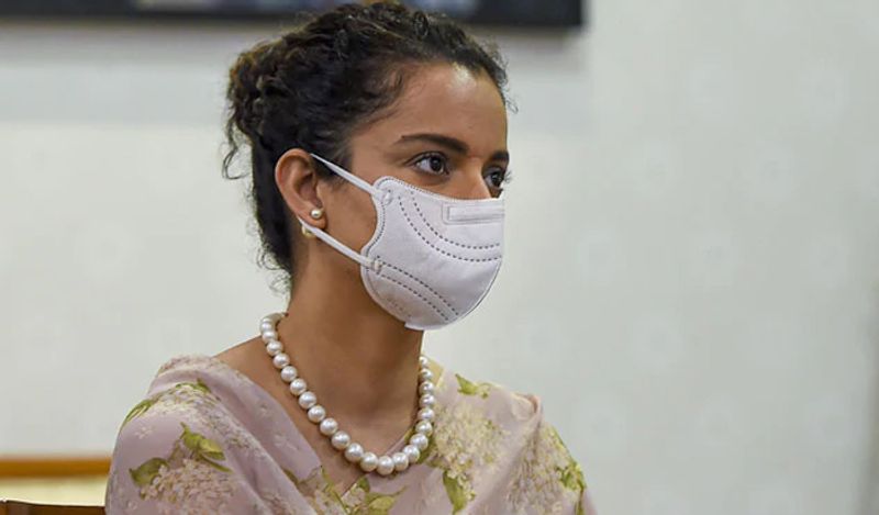 अब ऐसे में देवी भैरवी से तुलना करने पर कंगना के सपोर्टर्स ही उन पर भड़क गए हैं और गुस्सा निकाल रहे हैं। लोगों ने उनसे ट्वीट डिलीट करने और माफी मांगने की मांग की है। 
