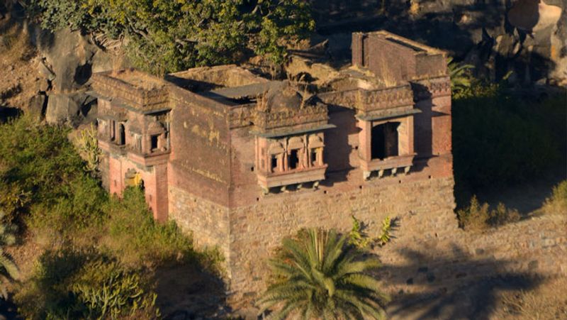 माउंट आबू जैन धर्म के प्रसिद्ध तीर्थस्थलों में से एक है। इसका इतिहास लोगों को आकर्षित करता है। पौराणिक कहानियों में माउंट आबू को‘अर्बुदरान्य’ के नाम से जाना जाता था। कहते हैं कि यह नाम नाग देवता ‘अर्बुदा’ के नाम पर पड़ा। कहावते हैं कि भगवान शिव के पवित्र बैल नंदी जब मुसीबत में फंसे, तो नागदेवता अर्बुदा उनकी रक्षा के लिए इसी पहाड़ी के नीचे आए थे।
(फोटो सोर्स-मैं मुसाफिर हूं ब्लॉग से)