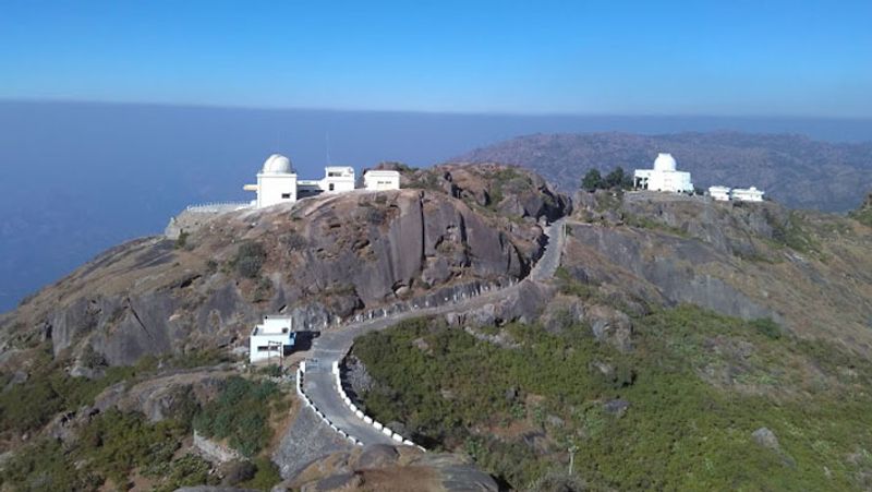 माउंट आबू पर कई धार्मिक स्थल हैं। इनमें दिलवारा के जैन मंदिर, आधार देवी मंदिर, दूध बावड़ी, श्री रघुनाथ जी मंदिर और अचलगढ़ किला सबसे प्रसिद्ध हैं। माउंट आबू उदयपुर से 185 किमी दूर है। अगर आप हवाई यात्रा से आना चाहते हैं, तो उदयपुर आना होगा। आबू रोड तक दूसरे साधन उपलब्ध हैं। यहां से बस या प्राइवेट वाहन से माउंट आबू जाया जा सकता है।
(फोटो सोर्स-eragenx.com)
