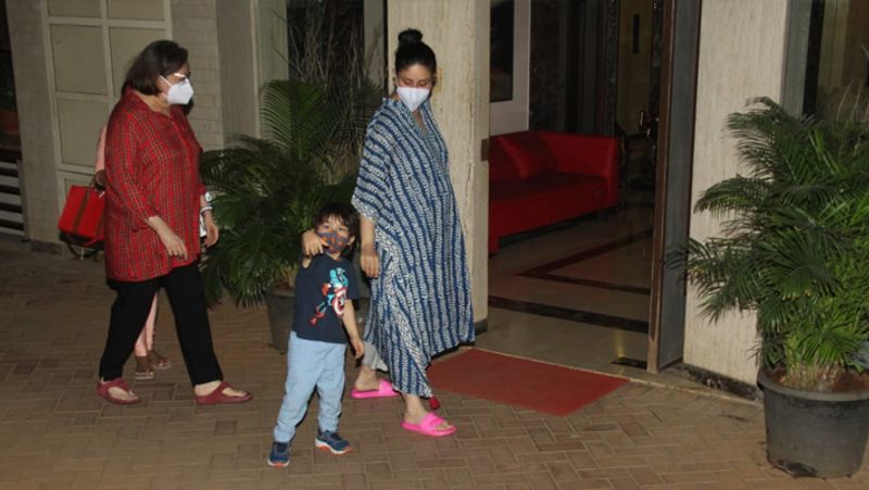 बेटे को संभालने की प्रेग्नेंट करीना की हर कोशिश नाकाम रही। मम्मी का हाथ थामे तैमूर दूसरे हाथ से फोटोग्राफर्स को तरफ देखकर गुस्सा हो रहा था।