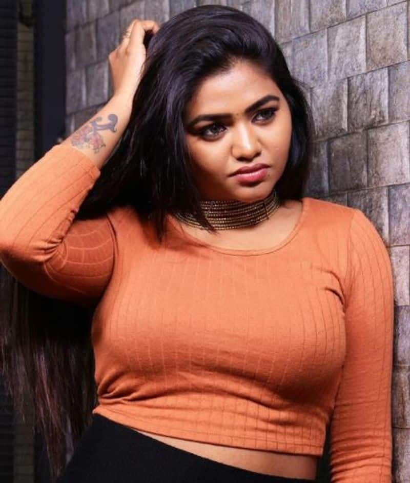 actress shalu shammu over load hot tight dress photo gallery