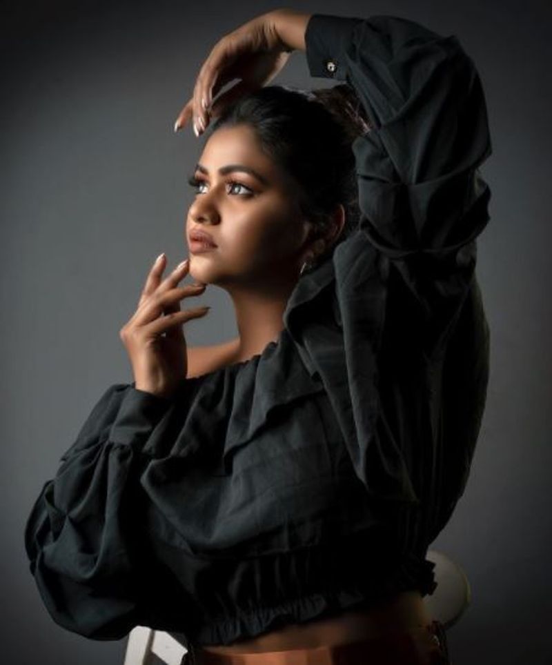 actress shalu shammu over load hot tight dress photo gallery