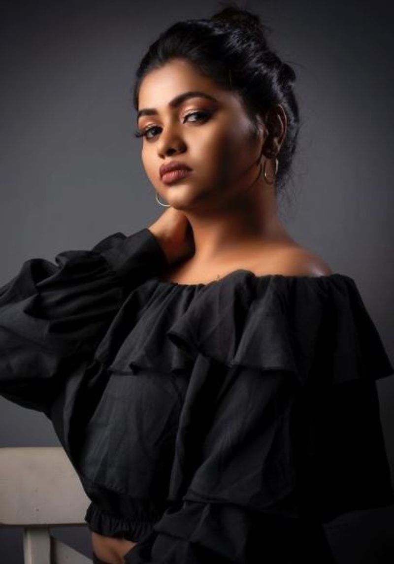 சமீபத்தில் இருட்டு அறையில் முரட்டு குத்து படத்தின் இரண்டாம் பாகமாக உருவான இரண்டாம் குத்து படத்தில் நடித்திருந்தார். தற்போது பவுடர் படத்தில் நடித்து வருகிறார். 