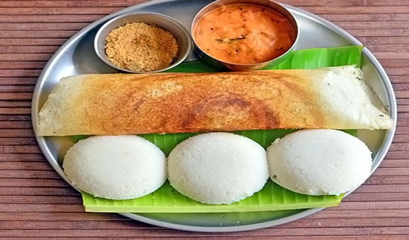 उनकी पहली डायटीशियन कविता देवगन ने बताया कि अनिल कपूर को साउथ इंडियन खाना काफी पसंद है। इस वजह से उनकी डाइट में इडली, डोसा और उत्तपम शामिल होता है। यही उनके फिटनेस का राज है। (तस्वीर- गूगल से)