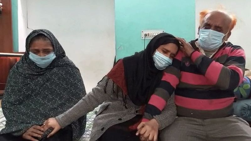 असन के ससुर अमीरूद्दीन का आरोप है कि मंगलवार रात वो उसके घर आया। खुद पर तेल उड़ेलकर आग लगा ली। परिवार के लोगों ने पानी और कपड़ा डालकर किसी तरह आग बुझाई। साथ ही उसे पकड़कर पुलिस के हवाले कर दिया।
फोटो सोर्स- आजतक