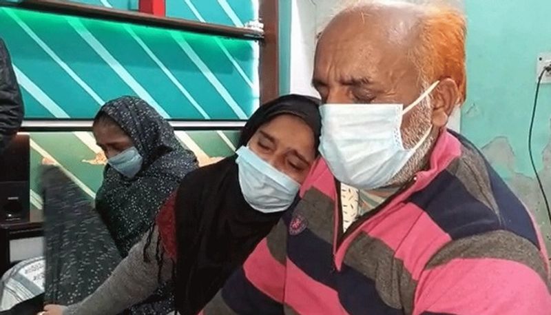 परिवार के लोगों के मुताबिक कुछ दिन पहले इसे लेकर गांव में पंचायत भी हो चुकी है। लेकिन, दो दिन पहले आरोपी अनस ने अपनी पत्नी को तीन तलाक दे दिया।
फोटो सोर्स-आजतक