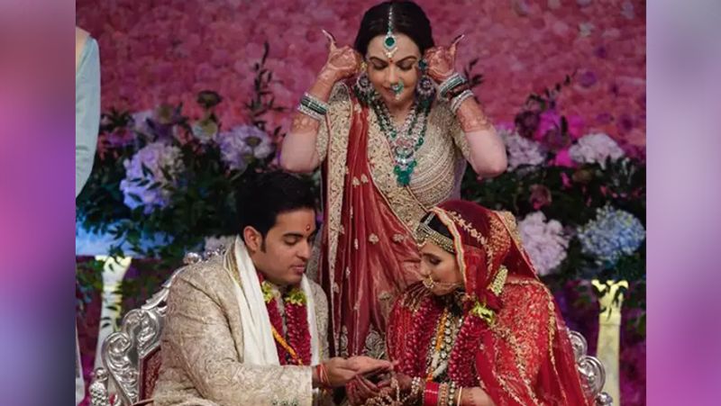 पिछले साल हुई आकाश-श्लोका की शादी में देश-विदेश की कई दिग्गज हस्तियां शामिल हुई थीं। बॉलीवुड के स्टार्स के अलावा हॉलीवुड से भी सेलिब्रिटीज इस शादी में शरीक होने आए थे। श्लोका मेहता देश के दिग्गज हीरा कारोबारी रशेल मेहता (Russel Mehta) की बेटी हैं। 