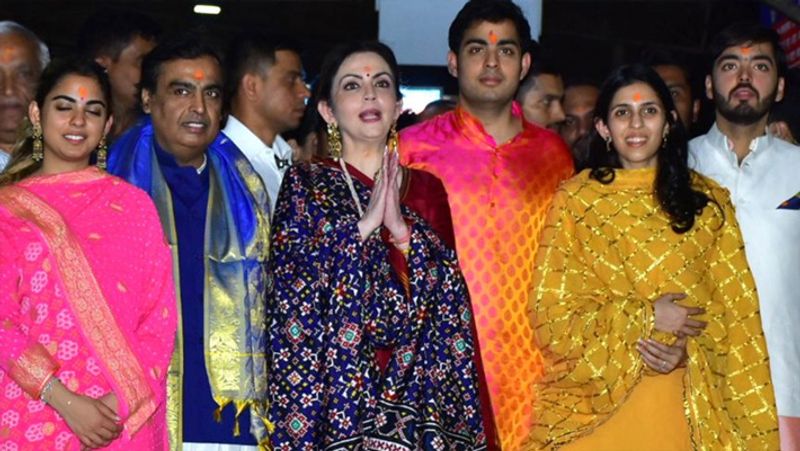 आकाश और श्लोका का प्री-वेडिंग सेलिब्रेशन स्विट्जरलैंड के सेंट मॉरिट्ज में रखा गया था। यह प्री-वेडिंग सेलिब्रेशन तीन दिन तक चला था। इस सेलिब्रेशन में भी तमाम बड़ी हस्तियां शामिल रहीं थीं।
