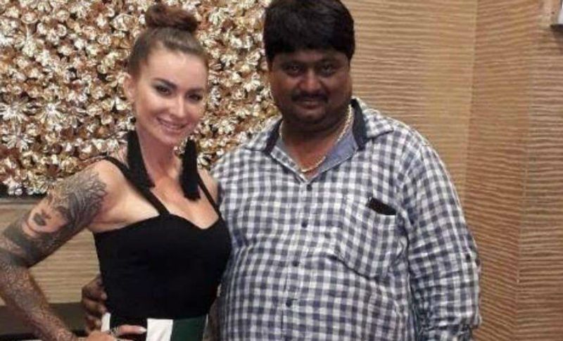 डीआईजी ने पूछताछ के बाद बताया कि ड्रग्स के इस कारोबार प्रीति जैन के साथ उसके कई साथियों को भी गिरफ्तार किया है। जिसमें कुछ महिलाएं तो बंग्लादेशी हैं तो कुछ विदेश भाग गए। जल्द ही और अन्य गिरफ्तारियां भी होंगी। कई लोगों के नाम सामने आ रहे हैं। इसमें तो कई लोगों के नाम असली नहीं हैं, इसलिए उनके बारे में भी पड़ताल की जा रही है। (नशे के धंधे का आरोपी विक्की रशियन लड़की के साथ।)
