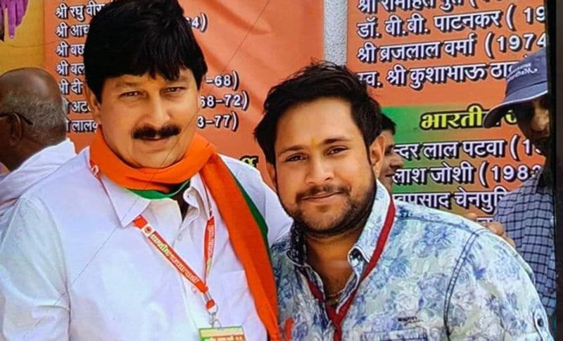 तस्वीर में आप देख सकते हैं कि ड्रग का कारोबार कर नशा सप्लाई करने वाली ड्रग आंटी के बेटे यश जैन इंदौर से बीजेपी विधायक रमेश मेंदोला के साथ दिखाई दे रहा है। यह तस्वीर सामने आने के बाद कांग्रेस प्रवक्ता नरेंद्र सलूजा ने कहा कि इंदौर में पकड़ाई हाई प्रोफ़ाइल ड्रग माफिया आंटी प्रीति जैन का बेटा भाजपा का सक्रिय कार्यकर्ता ? कई भाजपा नेताओ से उसकी नज़दीकी, फ़ोटो , कार्यक्रमों में मौजूदगी, ख़ुद बया कर रही है कि ड्रग माफ़ियाओ व सारे माफ़ियाओ को पिछले कई वर्षों से किसका संरक्षण मिलता रहा है।