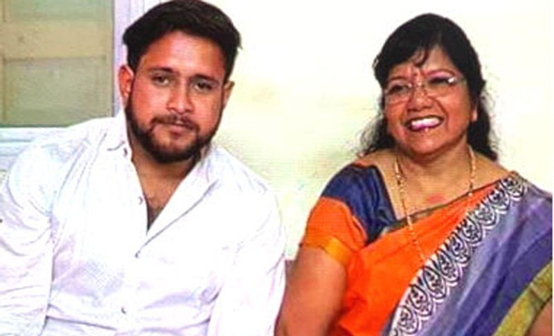 इस तस्वीर में ड्रग आंटी का बेटा यश जैन शिवराज सरकार में मंत्री रहीं रंजना बघेल के साथ नजर आ रहा है। सोशल मीडिया पर यूजर कई तरह की टिप्पणी कर रहे हैं।
