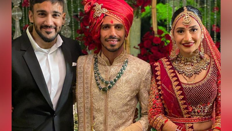 अनीता अपने देवर के शादी में नहीं जा पाई लेकिन उनके पति रोहित रेड्डी ने अपने भाई की शादी अडेंट की थी। रोहित ने युजवेंद्र और धनाश्री के साथ वाली फोटो भी अपने इंस्टाग्राम पर शेयर की है। उन्होंने फोटो शेयर न्यूली वेड्स कपल को ढेर सारी शुभकामनाएं भी दी।