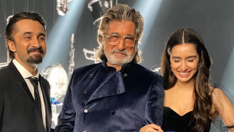 सिद्धांत ने सगाई की फोटो शेयर कर बधाई दी है। उन्होंने लिखा- इन दोनों के लिए बहुत खुश हूं। मेरे दो फेवरेट लोग शादी कर रहे हैं। बधाई हो डार्लिंग्स। 