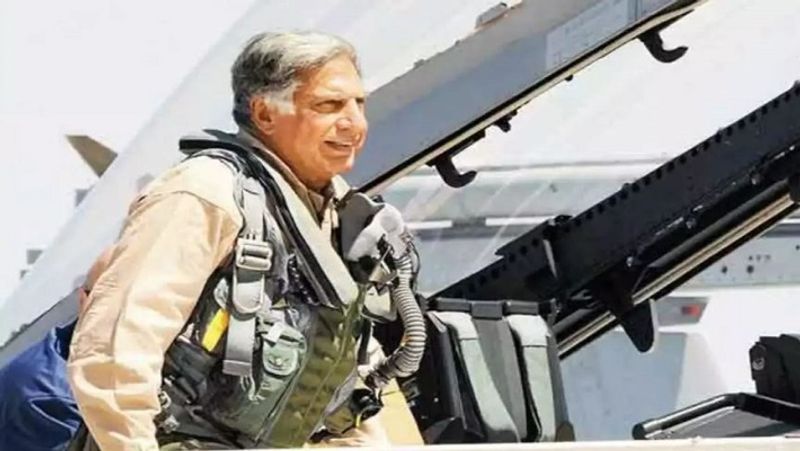 जिस उम्र में आम तौर पर पायलट रिटायर हो जाते हैं, रतन टाटा उससे भी ज्यादा उम्र होने के बावजूद बहुत ही उत्साह के साथ प्लेन उड़ाते हैं। प्लेन उड़ाना उनका पुराना शौक है।