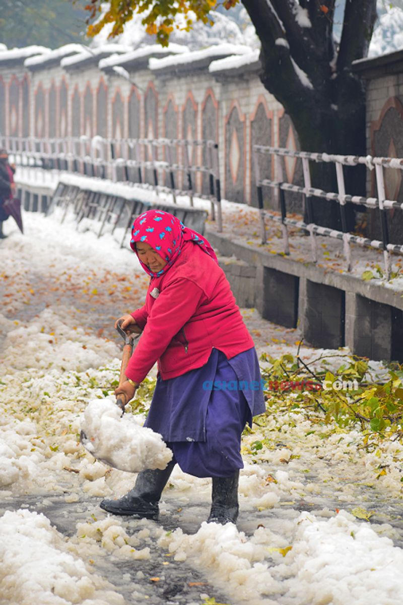 During a snow in Manali anandu prabha s photostory