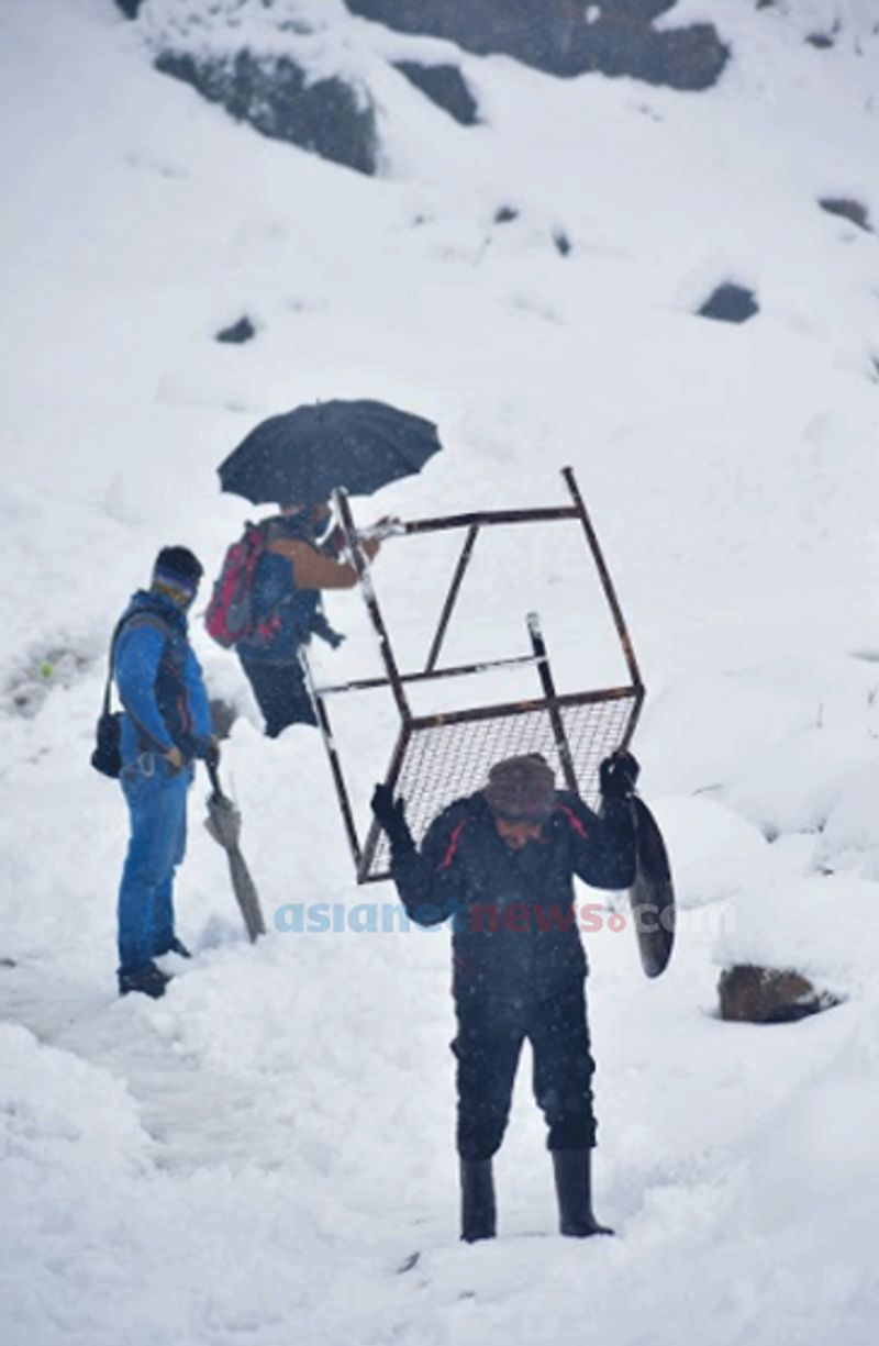 During a snow in Manali anandu prabha s photostory